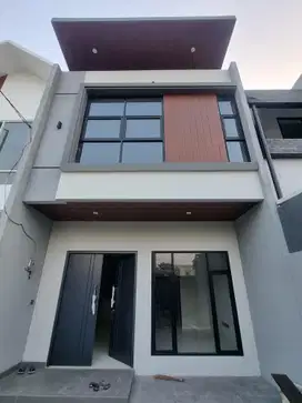 Wilson Rumah baru row jalan 2 mobil besar di meruya utara