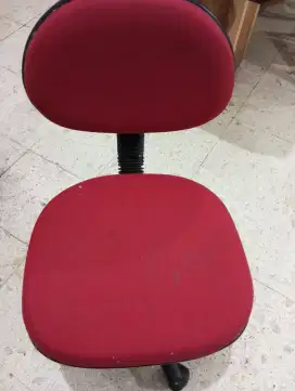 Kursi kantor bekas warna merah