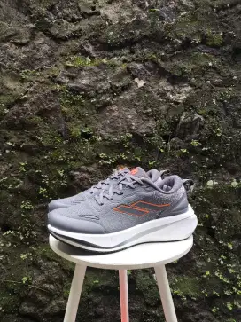 Sepatu Running Mills Dynaplate Fineknit