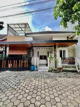 RUMAH CANTIK TERAWAT DI DALAM PERUMAHAN DI JAGALAN, KALITIRTO BERBAH