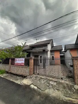 Dijual rumah type 100 di Perum 4 dalam komplek