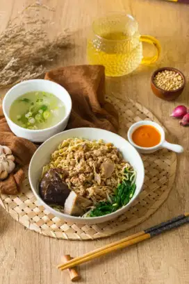 Pelayan Bakmie / ART / Waiters Rumah Makan