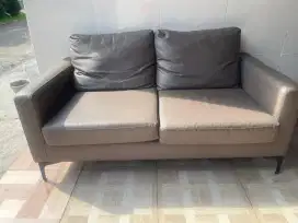 sofa kulit coklat