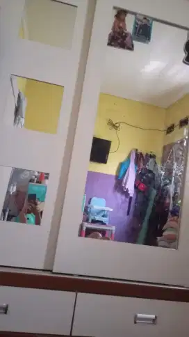 Lemari pakaian pintu geser