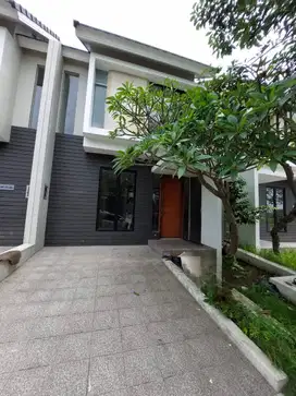 Rumah 2lantai minimalis terawat sudah SHM halaman sudah full keramik