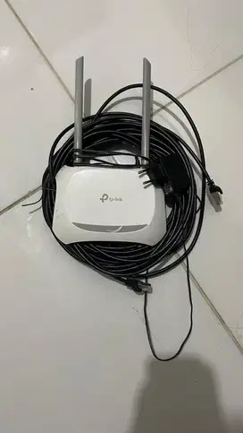 Router TP Link dan Kabel LAN