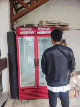 showcase 2 pintu