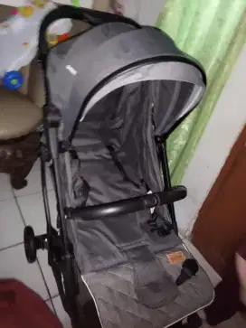 Di Jual Stroller merek baby does .