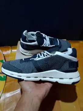 Sepatu On Cloud nova hitam putih