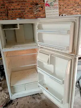 Kulkas 2 pintu jumbo merk LG