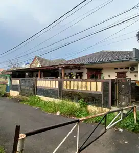 Hunian Besar Nuansa Jawa Dalam Komplek Mewah yang Nyaman, Carport Luas