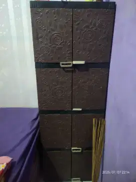 Lemari 4 pintu tebal
