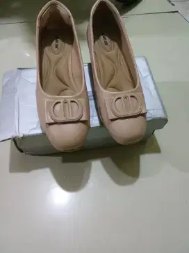Dijual sepatu wanita merk xes ukuran 40