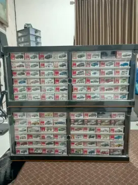 2 rak display hot wheels + 94 diecast tomy & 2 hotwheels
