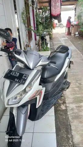 Vario 110 karbu putih silver