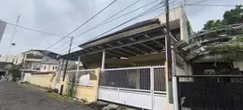 Rumah Hook Simpang Darmo Permai Selatan