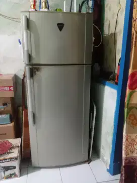 Dijual kulkas merk Sharp
