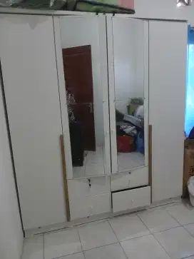 DIJUAL LEMARI BAJU 4 PINTU