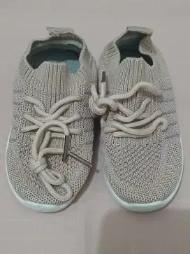 Sepatu anak perempuan