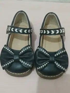 Sepatu anak perempuan