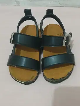 Sepatu anak perempuan