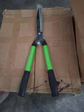 Gunting tanaman ( gunting rumput )