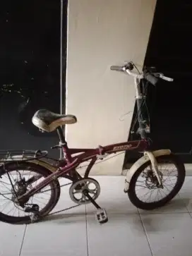 Sepeda lipat anak gadis