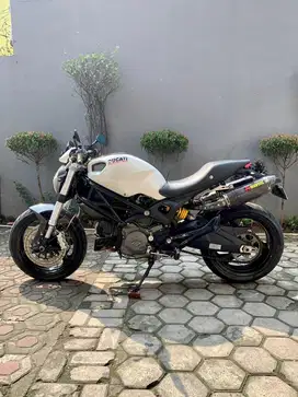 DUCATI monster 696