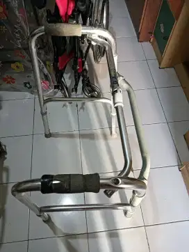 Walker alat bantu jalan