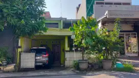 DIJUAL RUMAH DI JALAN RAYA DEKAT PASAR  BANYUMANIK