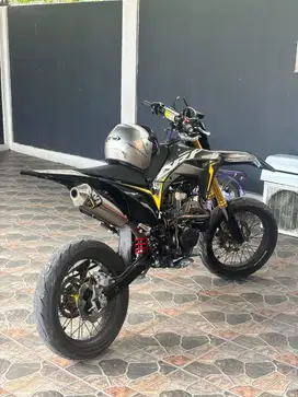 Jual motor honda crf 2023 warna hitam jarang pakai