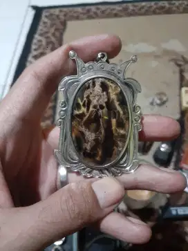 liontin batu gambar