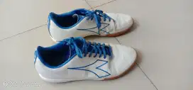 Jual sepatu diadora putih footsal ukuran 43