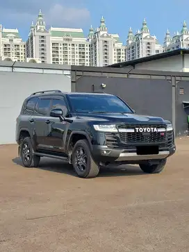 TOYOTA LAND CRUISER 300 GR SPORT 2023 – BLACK ON BLACK