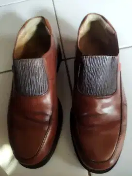 Sepatu fantofel Kickers