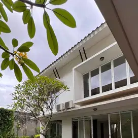 RUMAH CANTIK DAN MEWAH KAWASAN SANGAT ASRI DI BSD