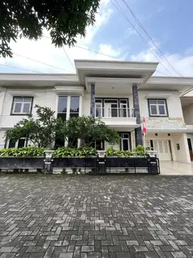 RUMAH MEWAH 2 LANTAI DENGAN TANAH LUAS DAN KOLAM RENANG DI NGAGLIK
