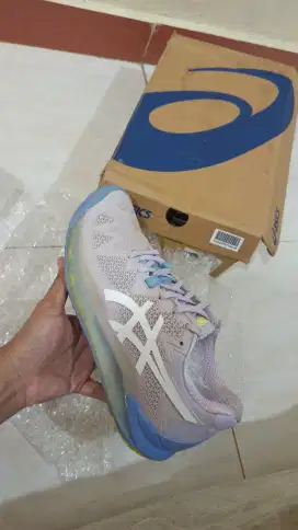 Sepatu tenis asics