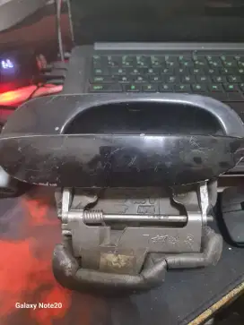 Handle pintu bagian luar kiri belakang (penumpang) bmw e38