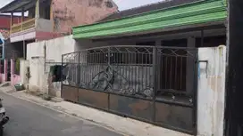 Jual rumah lama semanggi pasar Kliwon solo murah BU