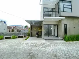 RUMAH MODERN TROPIS SIAP HUNI DI POTORONO – HANYA 1 UNIT