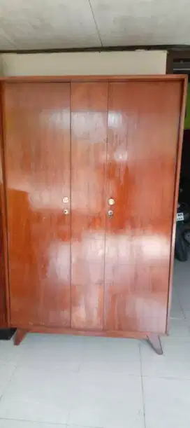 lemari jati lawas.