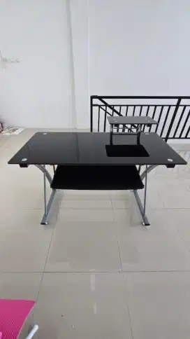 Meja tempered glass rangka besi ada 2 pcs