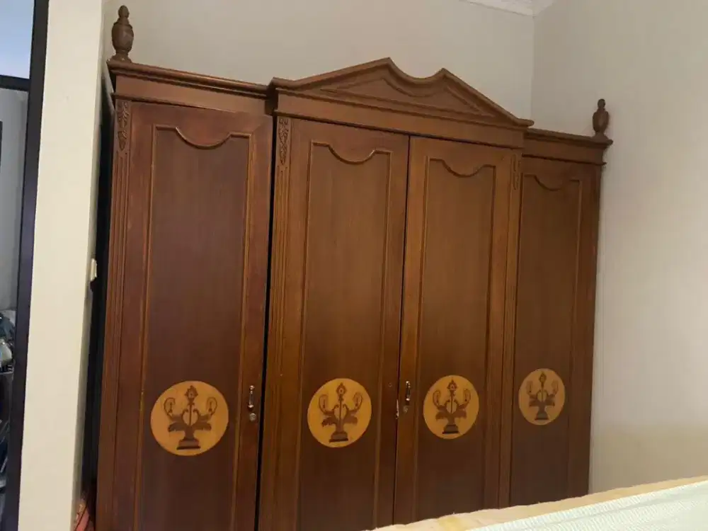 lemari pakaian 4 pintu