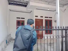 Rumah Hemat & Strategis! Listrik 900, Air Sumur, 2 Kamar + Carport