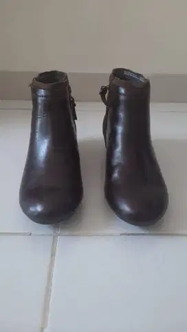 Sepatu Brand Hush Puppies Type Candid Bootie Ukuran 37  + Kotak