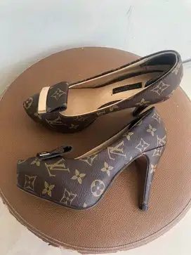 Sepatu wanita Louis Vuitton