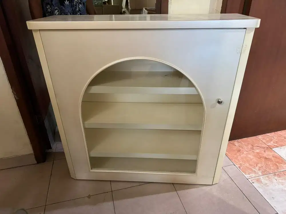 Lemari pajangan model fireplace