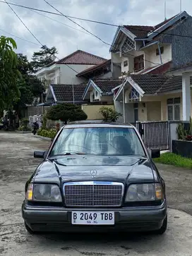 Dijual Cepat : Mercedes Benz E220 MT 1994, mls skl