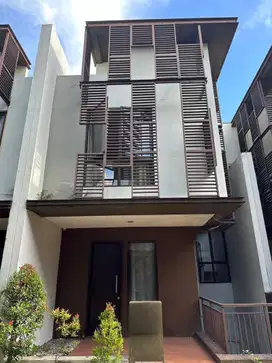 Rumah SHM 10 Menit ke Mitra Keluarga Gading Serpong Siap Huni J-33196